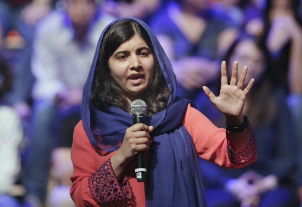 Malala Yousafzai. Malala Yousafzai står framfor en folkmassa i Sao Paulo, Brasilien, och håller tal.