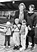 Ulf Lundell, Barbro Zackrisson Lundell och barnen Love, Carl och Sanna fotade tillsammans på Arlanda inför en resa år 1984.