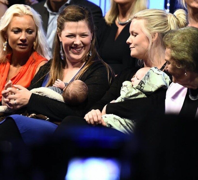 Malin och Amanda Engberg med sina bebisar på plats i Let’s dance-publiken. Foto: Karin Törnblom/TT
