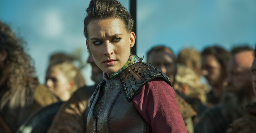 Josefin Asplund som Astrid i Vikings. Karaktären Astrid i Vikings tittar argt.