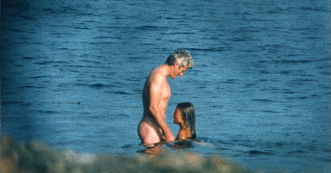 Richard Gere badar naken tillsammans med en svensk kvinna.