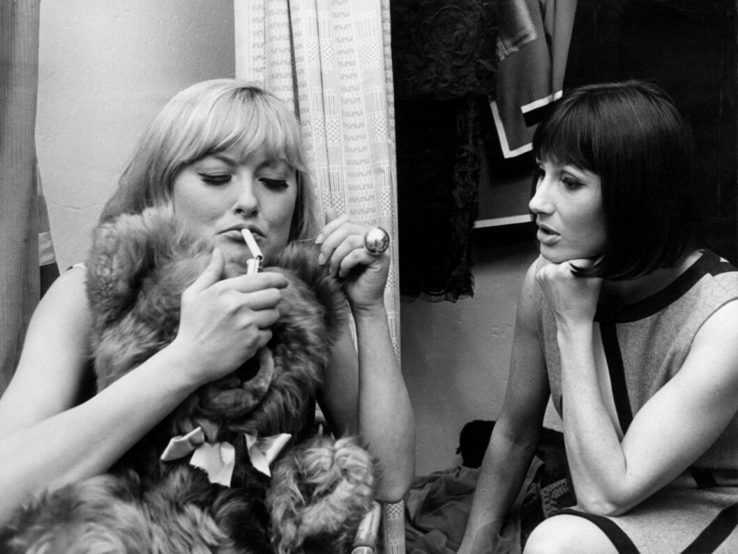 Monica Zetterlund (t v) och Monica Nielsen backstage inför en utsåld revymusikal på Scalateatern i Stockholm.