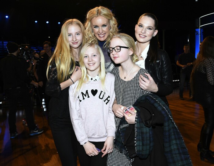 Jenny Strömstedt med barnen Vanna, Kitty, Mika och Maja Strömstedt under<em> Let's Dance</em>, 2015.