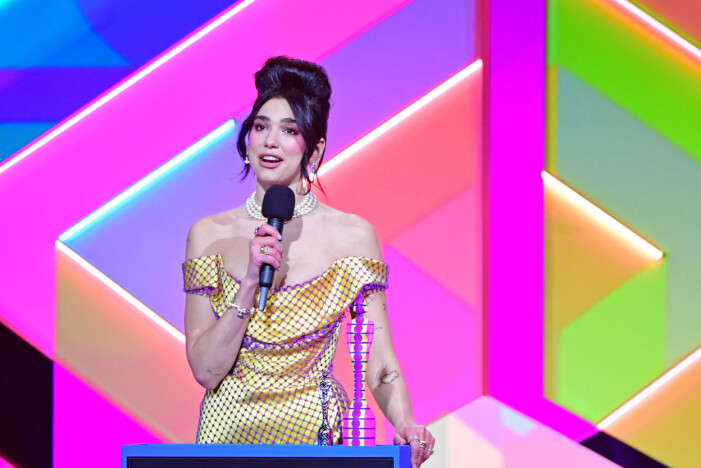 Hyllade artisten Dua Lipa rockade en cool bouffant.
