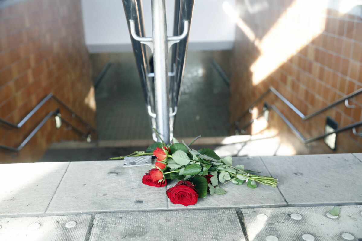 En bukett rosor för kvinnan 45-årsåldern som överfölls mellan perrongerna i Linköping. En mamma till nio barn mördades på tågstationen i Linköping.