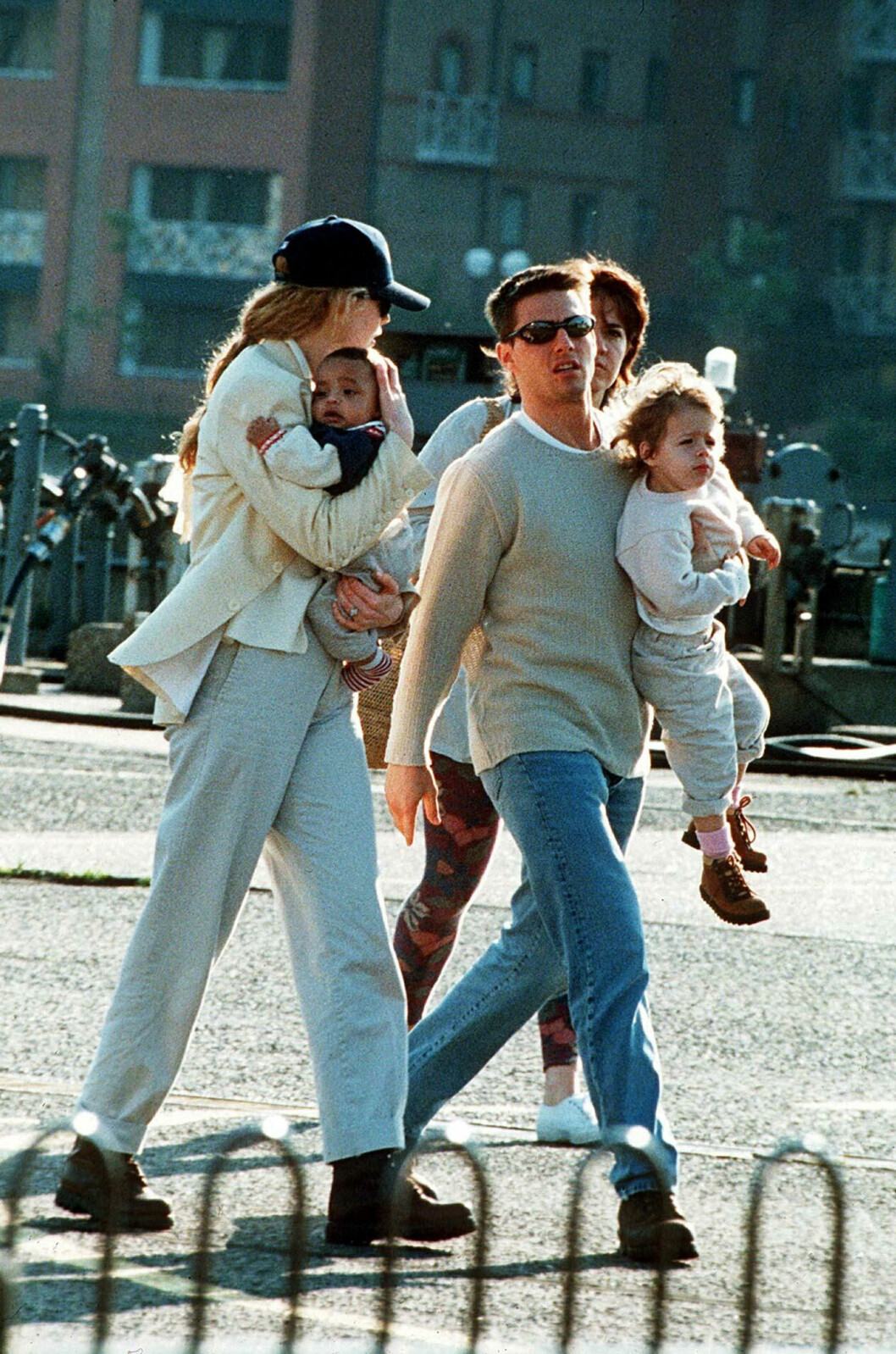 Tom Cruise och Nicole Kidman med deras gemensamma barn Isabella Cruise och Connor Cruise år 1995. Tom Cruise och Nicole Kidman med deras gemensamma barn Isabella Cruise och Connor Cruise år 1995.