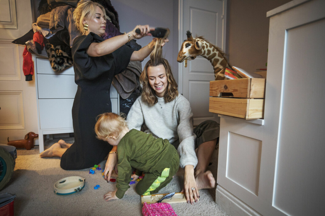 Lille Arnold är väl bekant för Margaux Dietz följare och är influencerns stora kärlek. Här blir hon fin i håret med hjälp av Tove Dalsryd för reportage i Svenska Dagbladet. Foto: TT