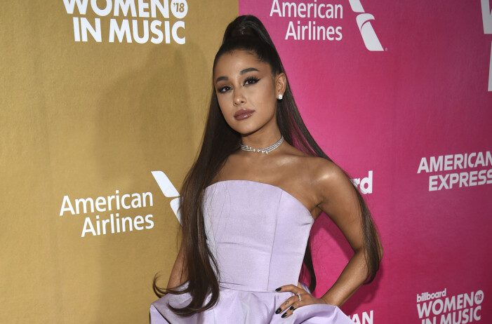 Ariana Grande har ofta tajta frisyrer, som kan ge problem med håravfall.