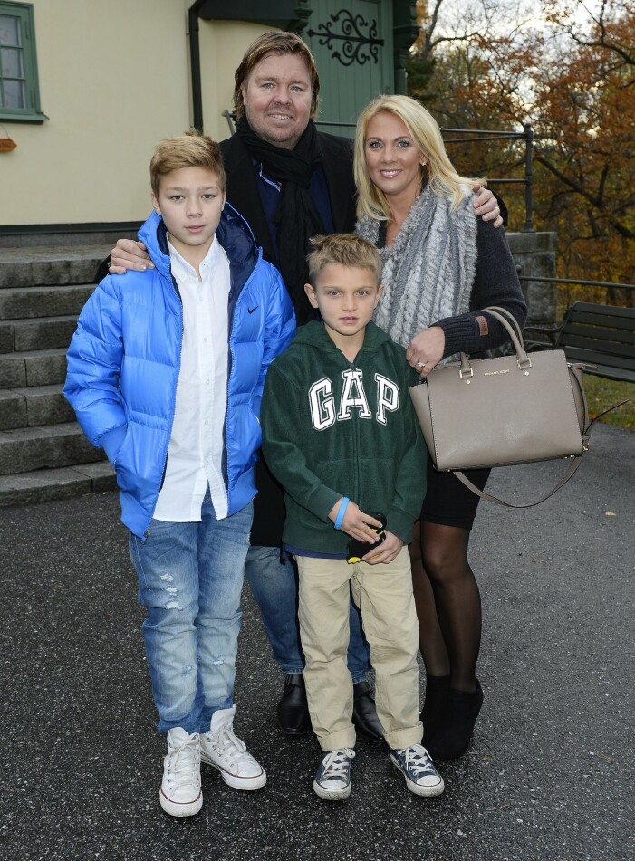 Tomas Brolin med sonen Sebastian och makan Marielle Larsson med sin son Rasmus.