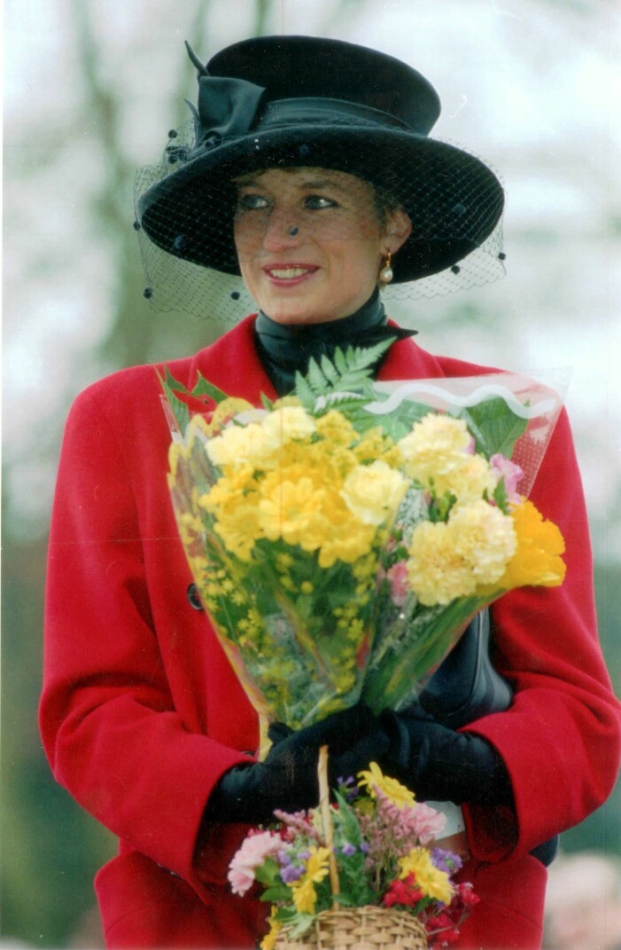 Diana vid julgudstjänsten i röd kavaj och svart hatt.