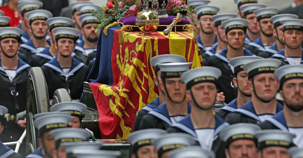 Drottningens kista fördes vid 11.30 från Westminster Hall till Westminster Abby där gudstjänsten hölls. Drottningens kista fördes vid 11.30 från Westminster Hall till Westminster Abby där gudstjänsten höll.