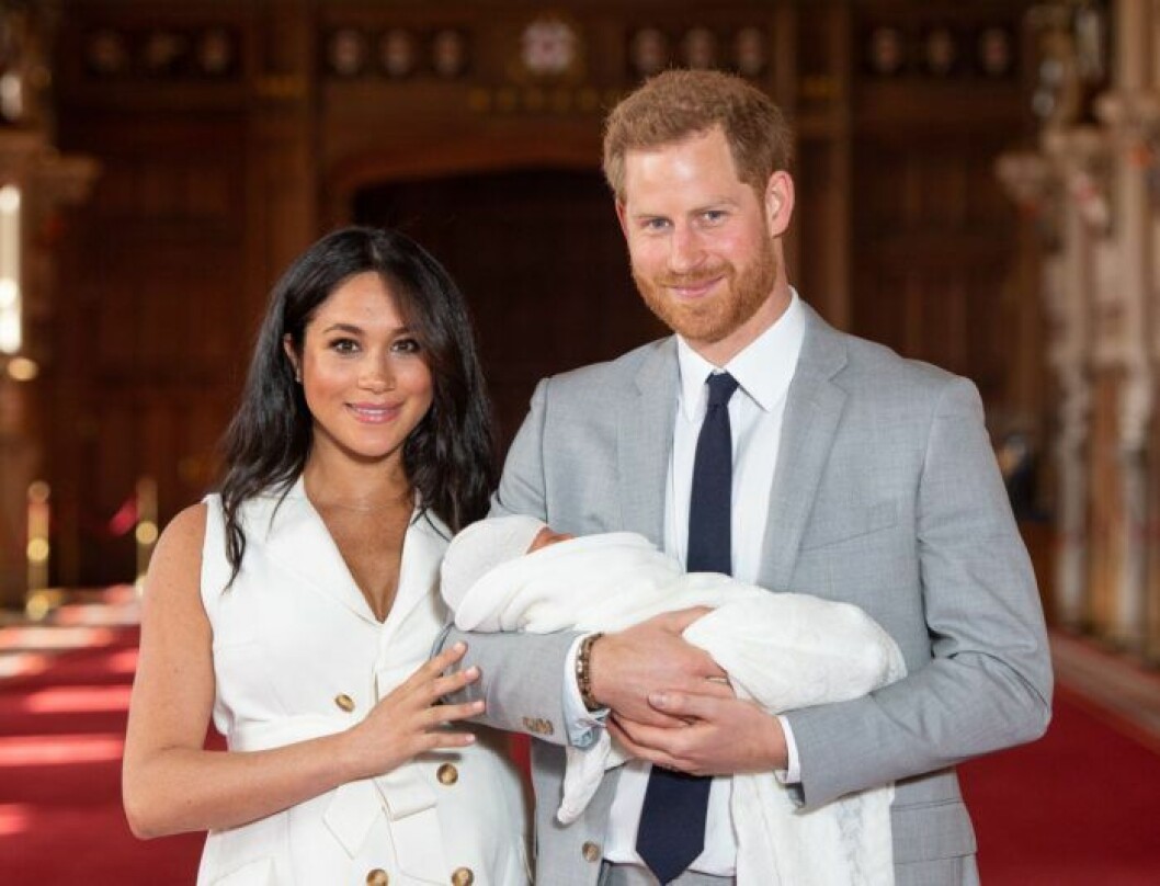 Meghan och Harry visar upp nyfödda sonen Archie. Meghan och Harry visar upp nyfödda sonen Archie.