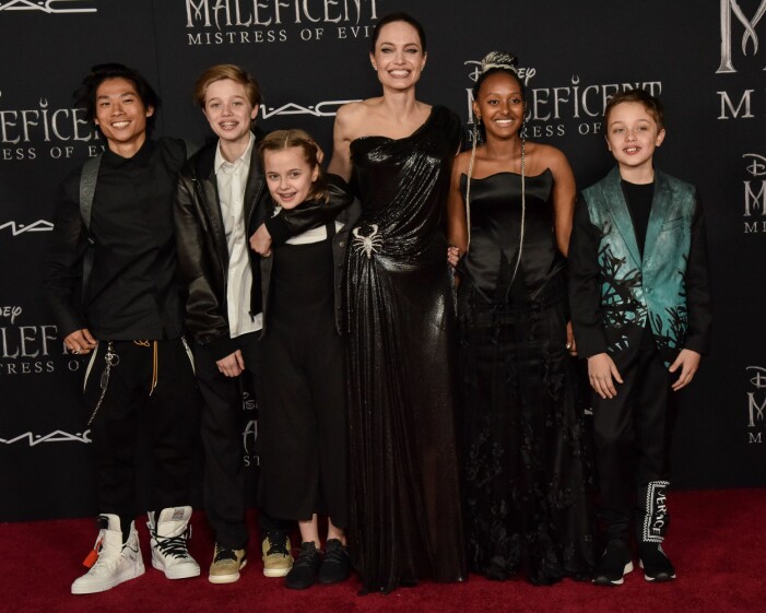 Pax Jolie-Pitt, Shiloh Jolie-Pitt, Vivian Jolie-Pitt, Angelina Jolie, Zahara Jolie-Pitt and Knox Jolie-Pitt på biopremiären av Maleficent: Mistress of Evil i Los Angeles 2019. Pax Jolie-Pitt, Shiloh Jolie-Pitt, Vivian Jolie-Pitt, Angelina Jolie, Zahara Jolie-Pitt and Knox Jolie-Pitt på biopremiären av Maleficent: Mistress of Evil i Los Angeles 2019.