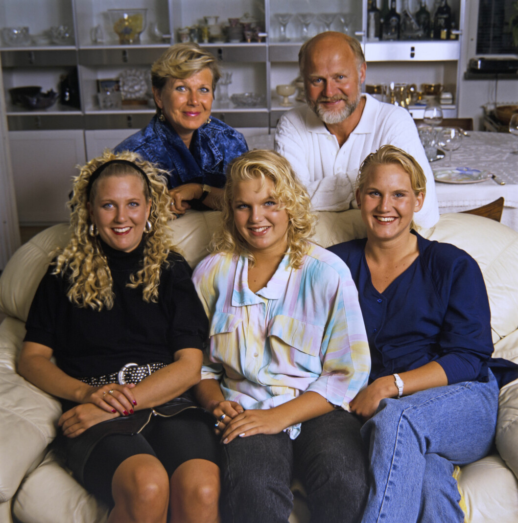 Ann-Louise Hanson med maken Bruno Glenmark bakom döttrarna Jenni, Josefin och Jessica i hemmet 1988.