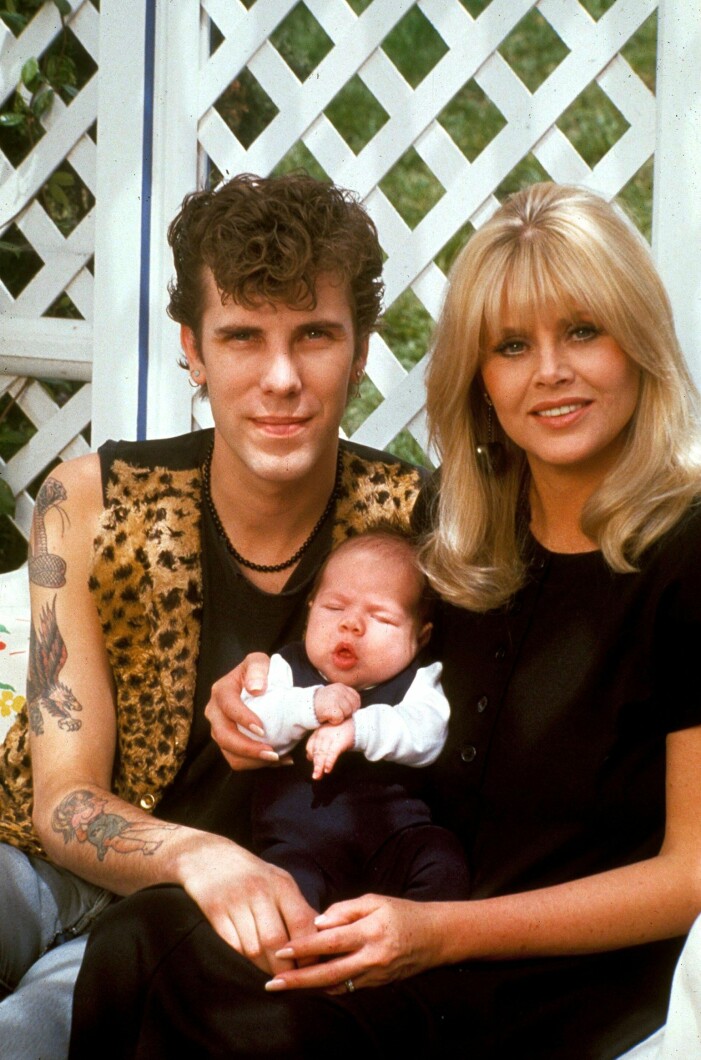 Britt Ekland med Lou Adler och deras son. Britt Ekland med Lou Adler och sonen Nikolaj som liten.