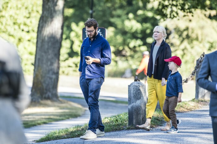Makarna Victor och Frida Magnuson strosar runt tillsammans med sonen Edmund 2018.