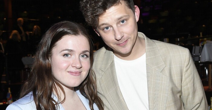 Amy Deasismont är sambo med skådespelaren Charlie Gustafsson. Amy ”Diamond” Deasismont och sambon Charlie Gustafsson.