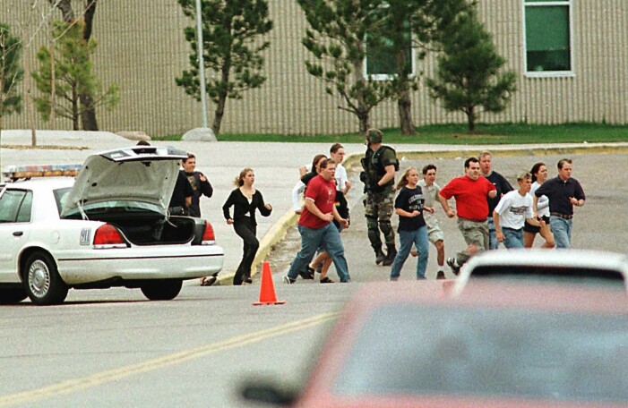 Elever som springer från Columbine high school under skjutningen.