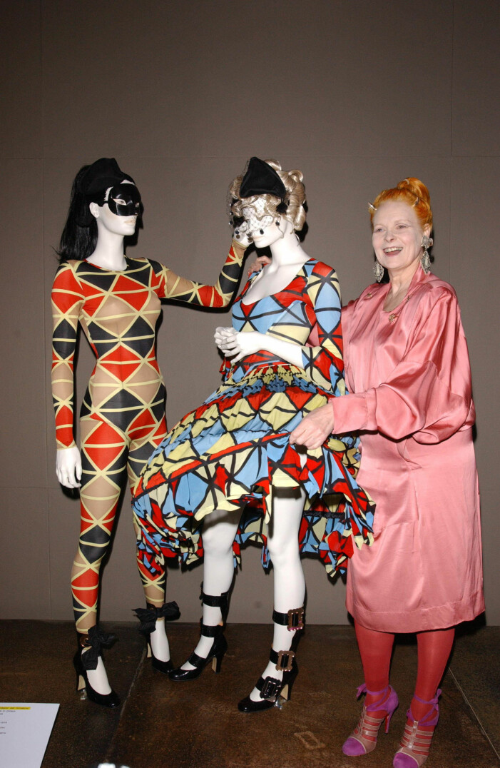 Vivienne Westwood i rosa klänning