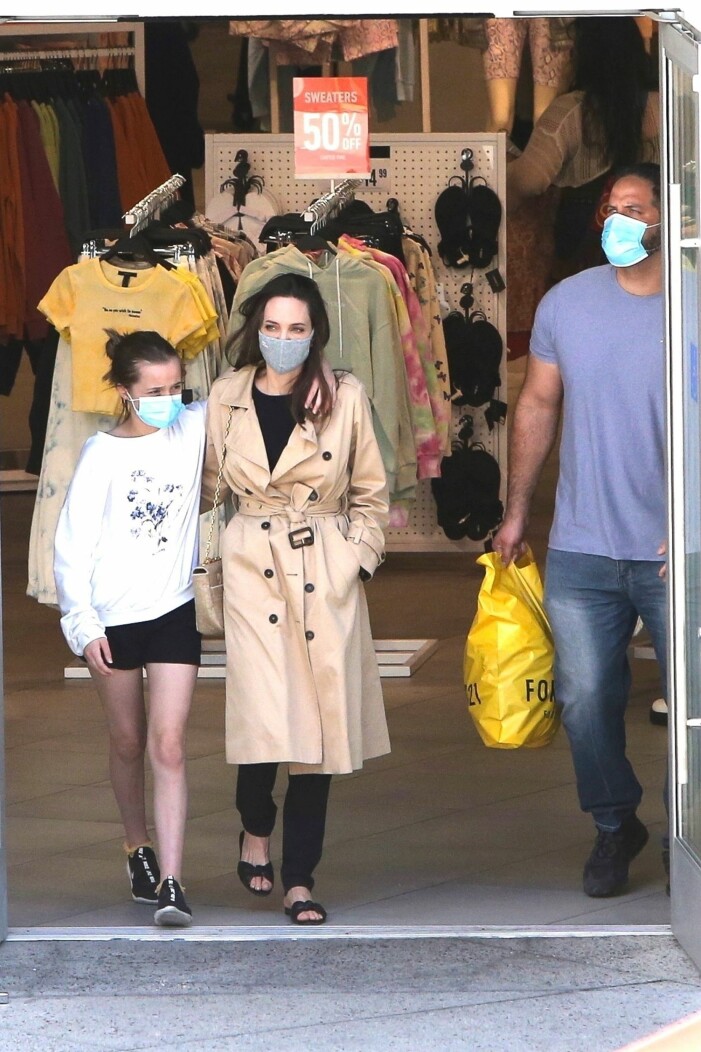 29 mars 2021. Angelina Jolie och dottern Vivienne Jolie-Pitt lämnar affären Forever 21 i Hollywood.