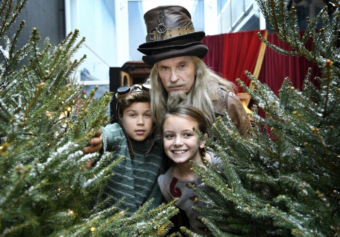 Från SVT:s julkalender <em>Selmas Saga</em>, här sitter Leo (som Rupert) med Ester Vuori (som spelade Selma) och Johan Ulveson (som Efraim von Trippelhatt). Selmas Saga - julkalender 2016.