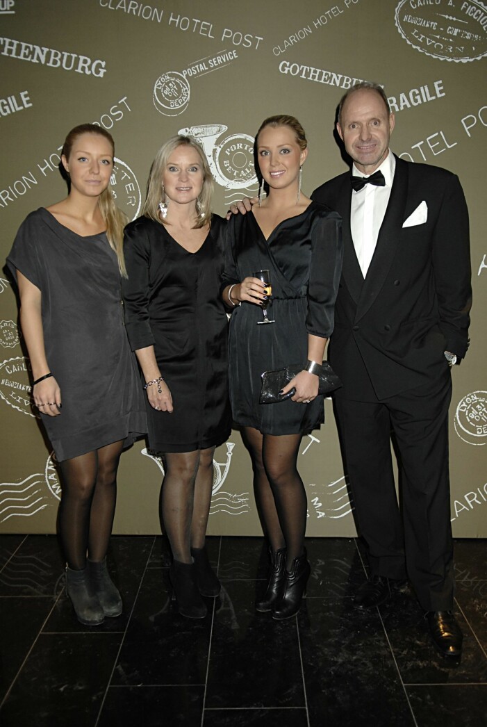 Thomas Ravelli med hustrun Catherine och döttrarna Emelie och Josefin.