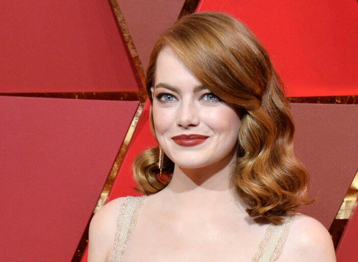 Emma Stone har ett runt ansikte, och byter ofta hårfärg.