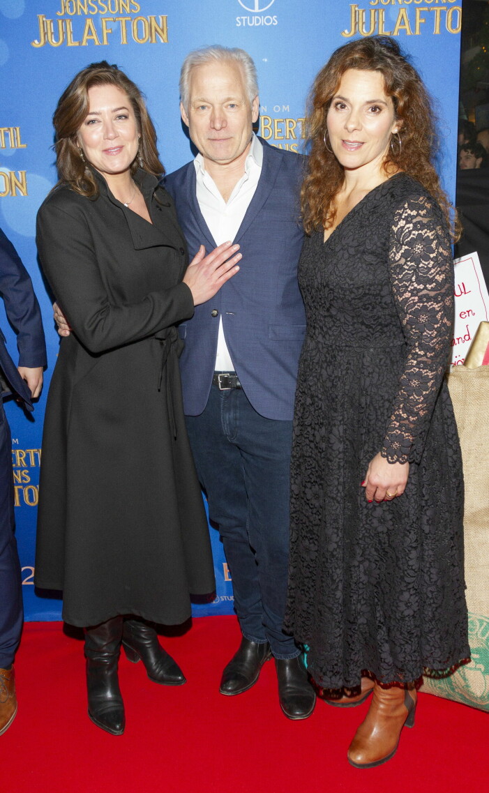 Vanna Rosenberg med Jennie Silfverhjelm och Hannes Holm vid premiären av filmen om Karl-Bertil Jonsson. Vanna Rosenberg med Jennie Silfverhjelm och Hannes Holm vid premiären av filmen Sagan om Karl-Bertil Jonssons julafton.