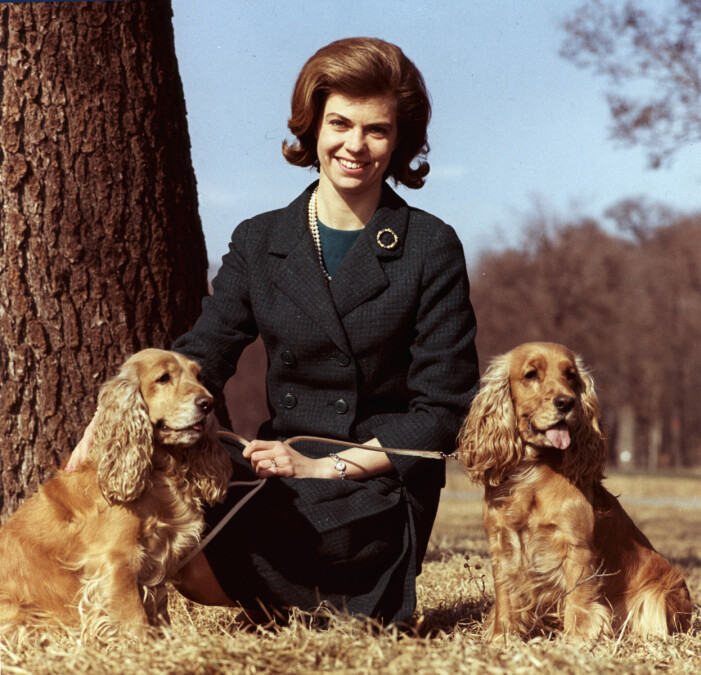 Prinsessan Margaretha tillsammans med sin och sin mor Sibyllas hund, 1962.