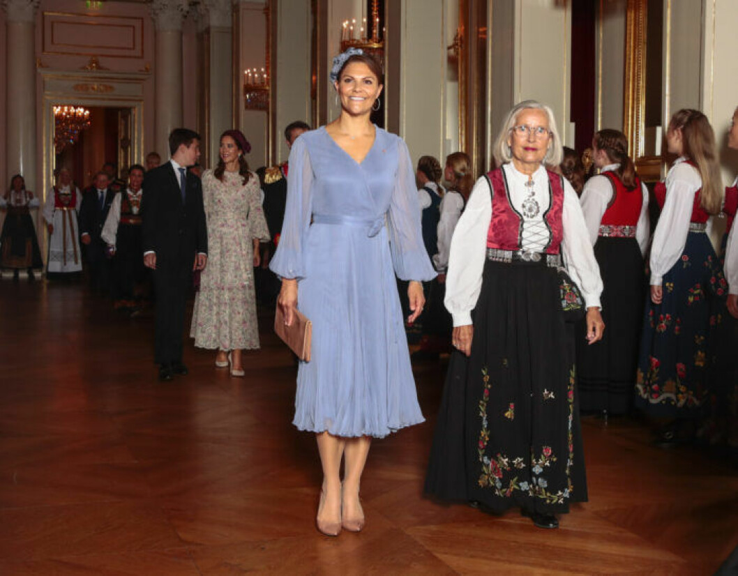 Victoria tillsammans med Marit Tjessem, Mette Marits mamma och konfirmanden Ingrid Alexandras mormor, på väg till lunchen efter konfirmationsgudstjänsten. Victoria tillsammans med Mette Marits mamma Marit Tjessem.