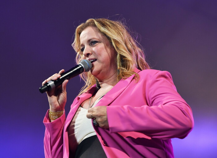 Shirley Clamp uppträder på Stockholm Pride 2022.