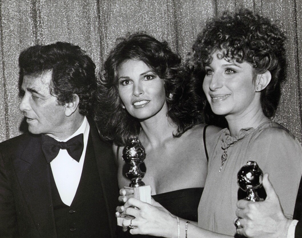 Peter Falk, Raquel Welch och Barbra Streisand fotade tillsammans på Golden Globe-galan år 1977. Peter Falk, Raquel Welch och Barbra Streisand fotade tillsammans på Golden Globe-galan år 1977.