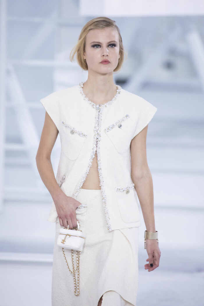 Chanel vit liten quiltad väska med gulddetaljer