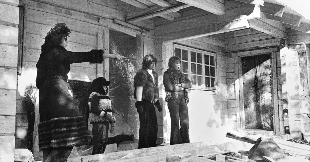 Lill-Babs under bygget av huset i mars 1973, här tillsammans med sin mamma Brita Svensson och (TV) dottern Monica Svensson och dottern (TH) Malin Berghagen. Barbro Svensson, "Lill-Babs", sngare Sverige bygger hus p en sluttning ver Ljusnan, i sllskap har hon mamma Brita Svensson t v, dottern Monica Svensson t h och dottern Malin Berghagen. Familjen1973-03-08(c) SCHREIBER BO / Aftonbladet / IBL Bildbyr* * * EXPRESSEN OUT * * *AFTONBLADET / 2186