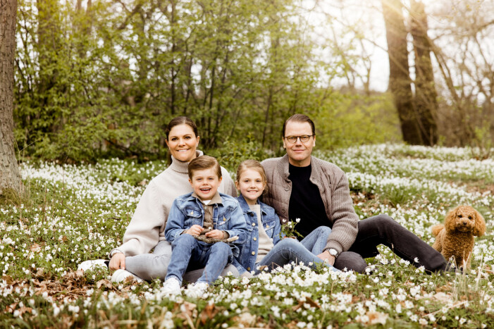 Glad pingst från Haga via Facebook. Kronprinsessfamiljen fotograferad vid Haga slott.