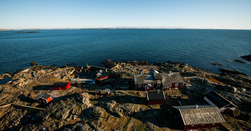 Anläggningen ligger på ön Hamneskär. Pater Noster Lighthouse