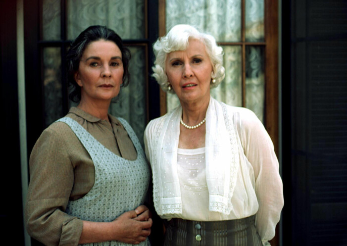 Jean Simmons tillsammans med Barbara Stanwyck i serien.