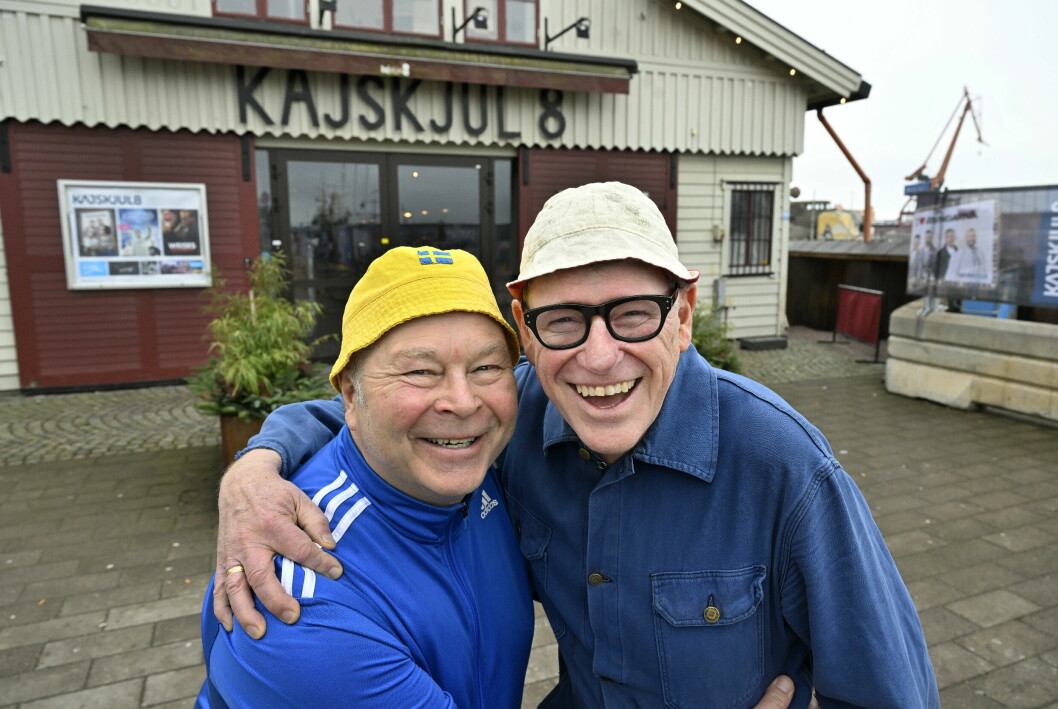 Per Fritzell och Jan Rippe utanför välkända Galenskaparna-tillhållet Kajskjul 8 år 2023, där de till hösten sätter upp föreställningen <a target="_blank" rel="nofollow" href="https://www.ticketmaster.se/event/minnesluckor-40-ar-av-galenskap-biljetter/636927" class="italic" data-lab-italic_desktop="italic">Minnesluckor – 40 år av galenskap</a>. Vännerna har känt varandra i 48 år och jobbat tillsammans i 42 år. Per Fritzell och Jan Rippe 2023 Kajskjul 8.