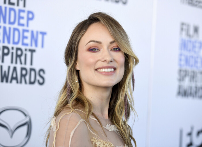 Olivia Wilde har ett fyrkantigt ansikte som hon mjukar upp med hjälp av håret.