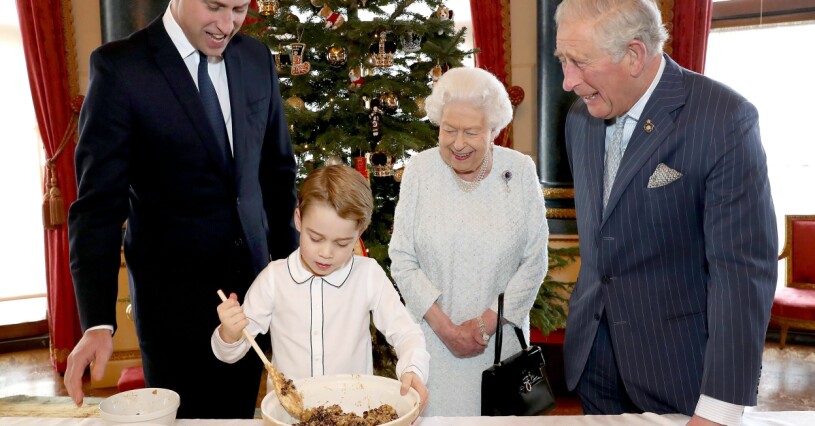 Bild från förra julen när prins William med sin lille son George, drottningen och prins Charles fixar ihop lite julpudding.