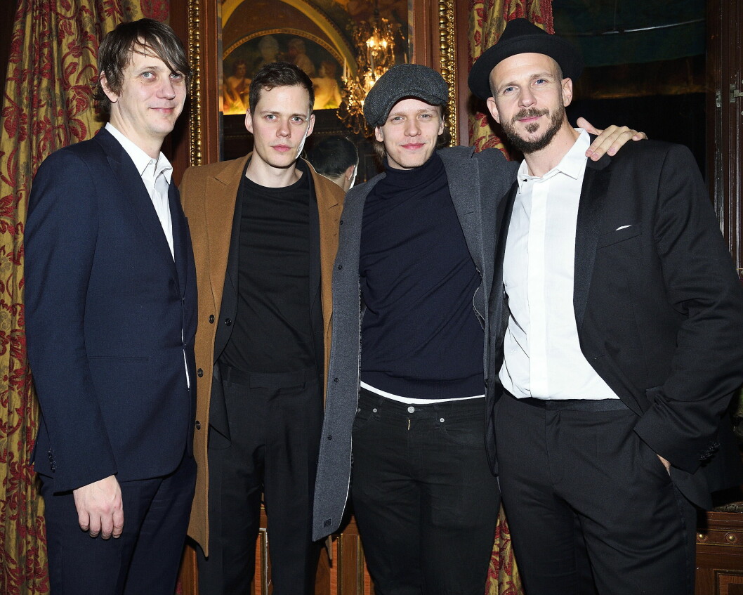 Fr.v. Sam Skarsgård, Bill Skarsgård, Valter Skarsgård och Gustaf Skarsgård. Det är sannerligen svårt att få en bild på ALLA Skargårdbröderna. Här ser vi tre av fyra bröder som valt att gå i pappa Stellans fotspår och satsa på en karriär som skådespelare. Fr.v. Sam Skarsgård, Bill Skarsgård, Valter Skarsgård och Gustaf Skarsgård.