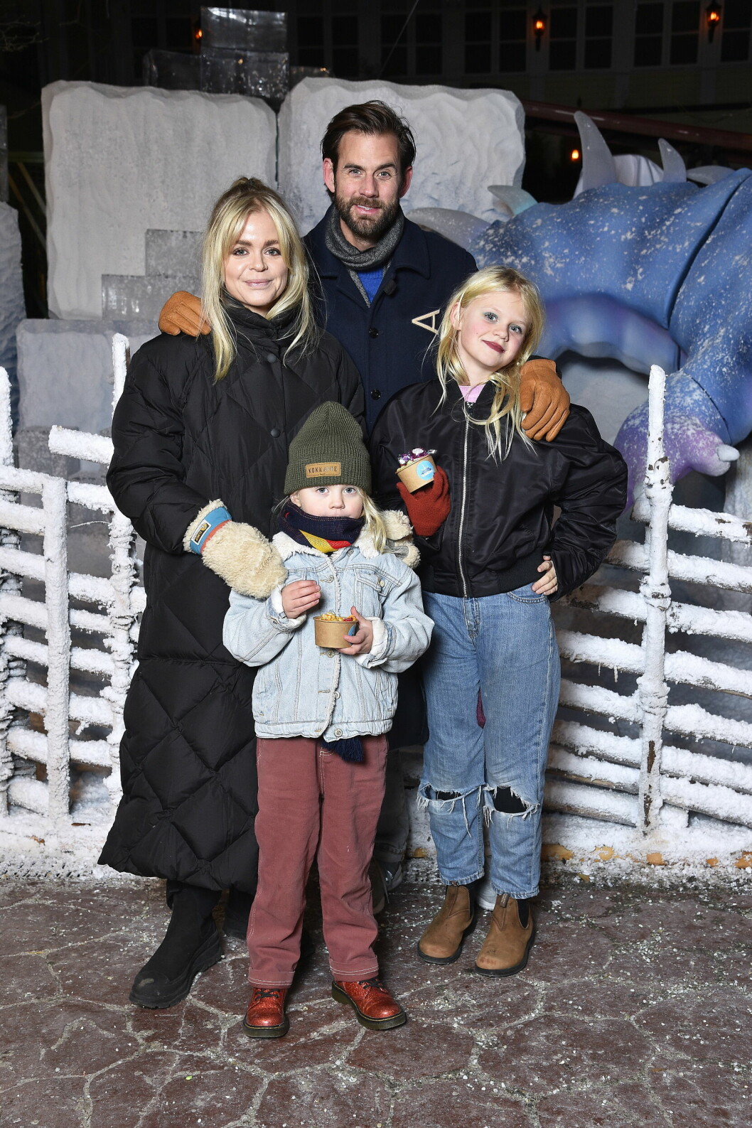 I dag är Pär Lernström och hustrun Linda tvåbarnsföräldrar. Här är hela familjen på invigningen av <span class=" italic" data-lab-italic_desktop="italic">Gröna lunds Winter Wonderland</span> i december 2022. I dag är Pär Lernström och hustrun Linda tvåbarnsföräldrar. Här är hela familjen på invigningen av Gröna lunds Winter Wonderland i december 2022.