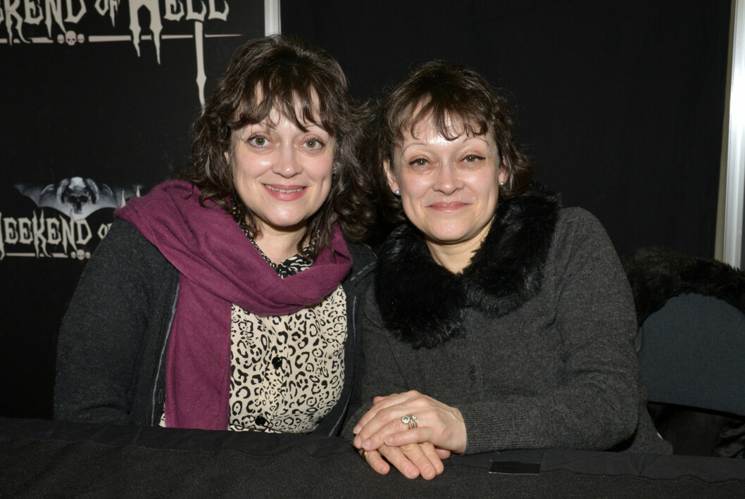 Tvillingarna Louise och Lisa Burns år 2019.