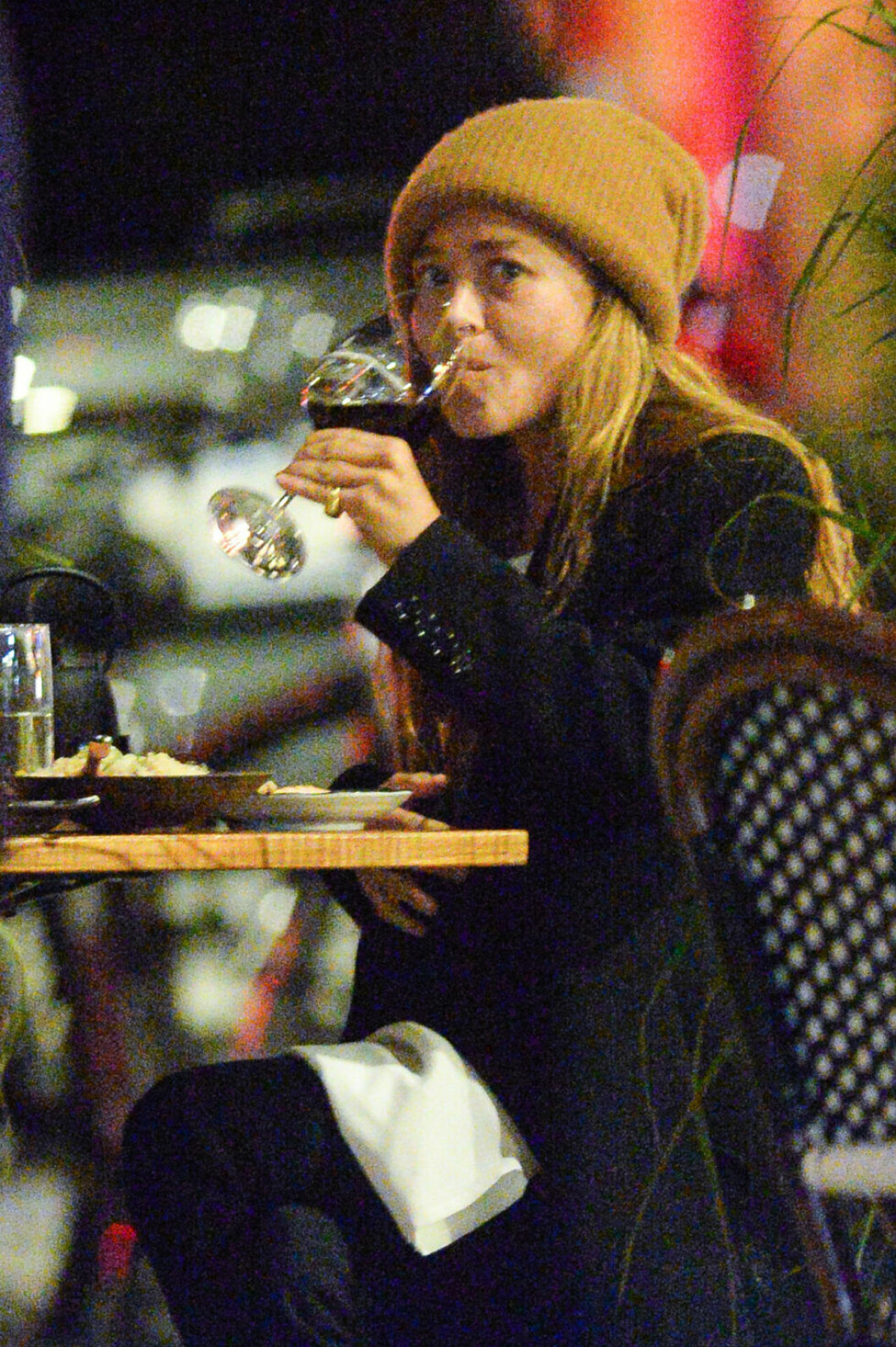 Enligt uppgifter tog Mary-Kate Olsen av sig ringen direkt efter separationen – även detta i början av oktober 2020 på middag i New York. Enligt uppgifter tog MAry-Kate Olsen av sig ringen direkt efter separationen.