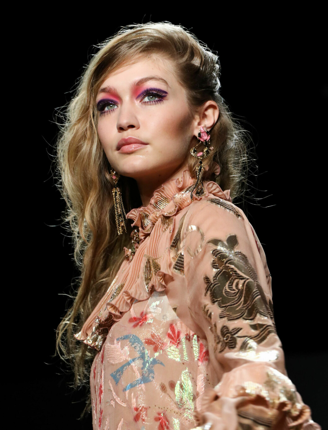 Gigi Hadid på catwalken. Gigi Hadid på catwalken.