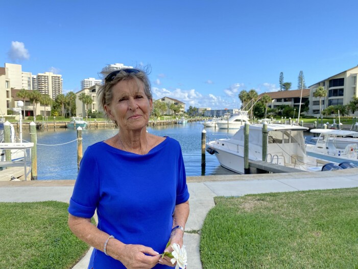 Mona Tumba bor numera i Florida.