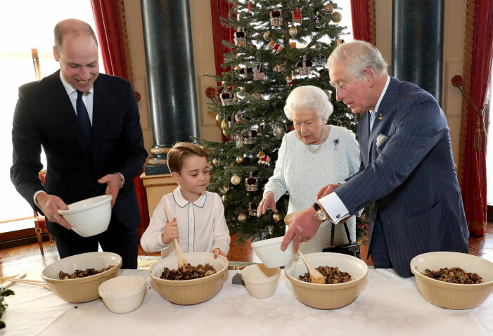Prins William, prins George, drottning Elizabeth och prins Charles julbakar. Prins Wiliam, prins George, drottning Elizabeth och prins Charles julbakar.