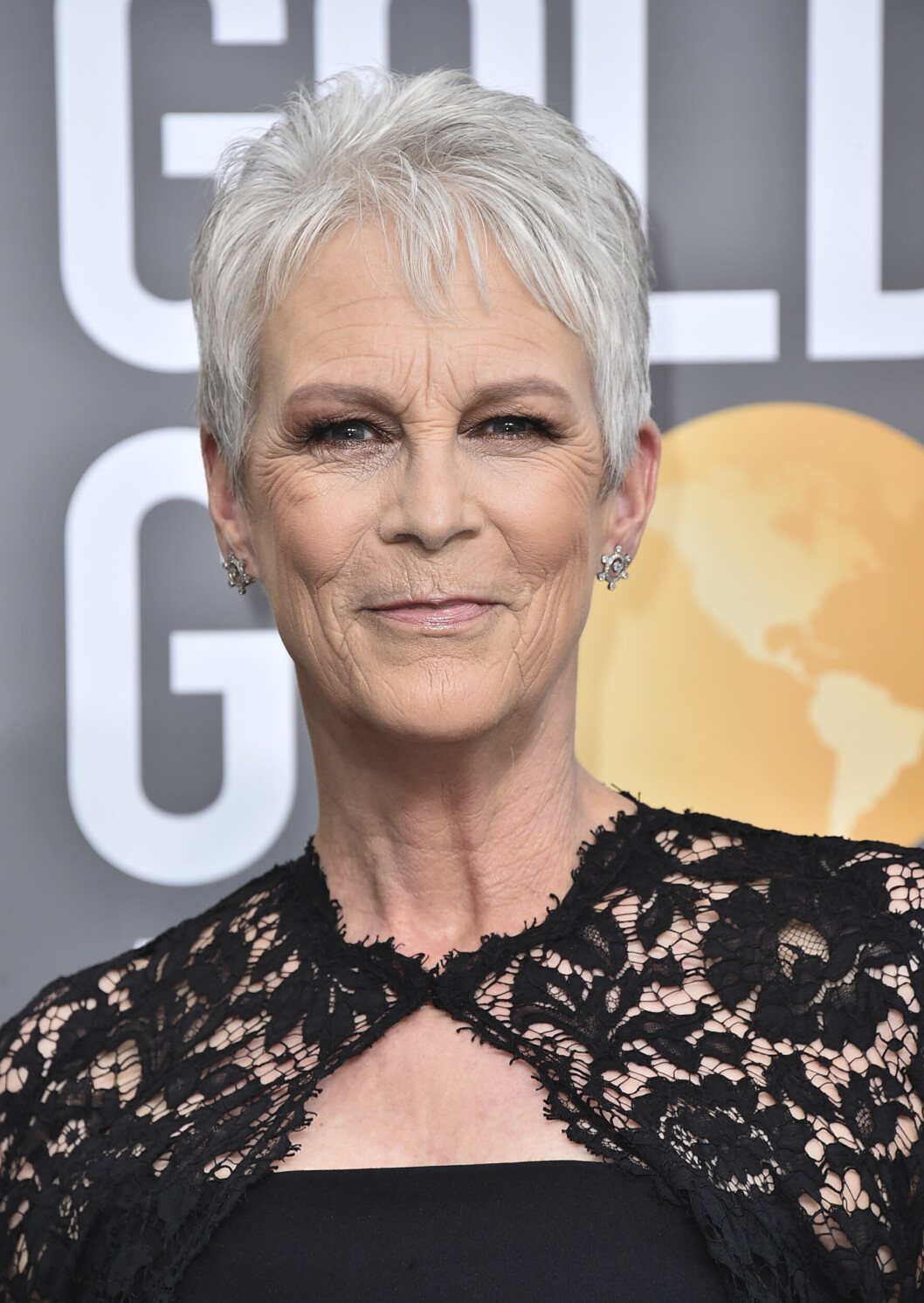 Jamie Lee Curtis silverfärgade hår fungerade som en uppiggande accentfärg till den monokromt svarta outfiten på <span class=" italic" data-lab-italic_desktop="italic">Oscarsgalan</span> 2023. Vilken look! Jamie Lee Curtis silverfärgade hår fungerade som en uppiggande accentfärg till den monokromt svarta outfiten på Oscarsgalan 2023. Vilken look!