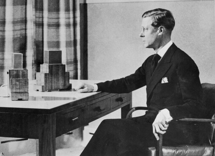 Kung Edward talar till folket i radio 1936. Kung Edvard talar till folket i radio 1936.