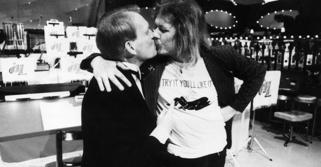 Kenta pussade på programledaren – klädd i t-shirt med sextryck.
